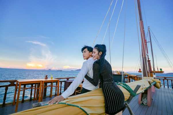 Du thuyền Emperor Cruise Origin - Hành trình ăn tối với tiệc cocktail và ngắm hoàng hôn |Gói cao cấp